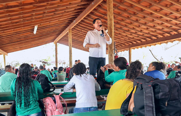 Em conversa com trabalhadores rurais no N-10, Simão destaca investimentos na área irrigada