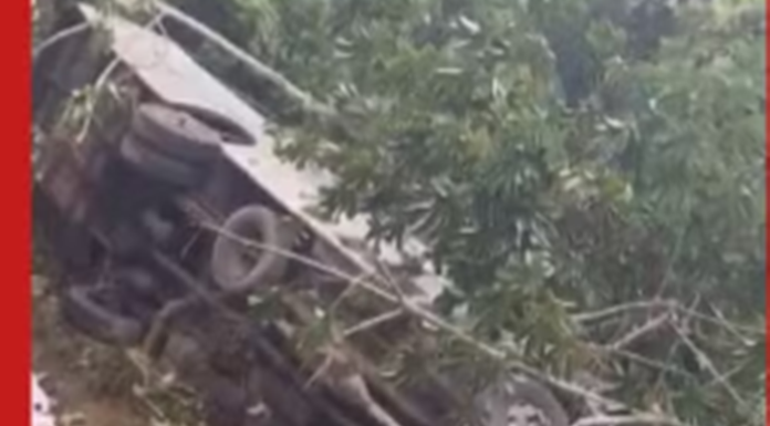 Bahia: quatro pessoas morrem e cinco ficam feridas após ônibus cair em ribanceira