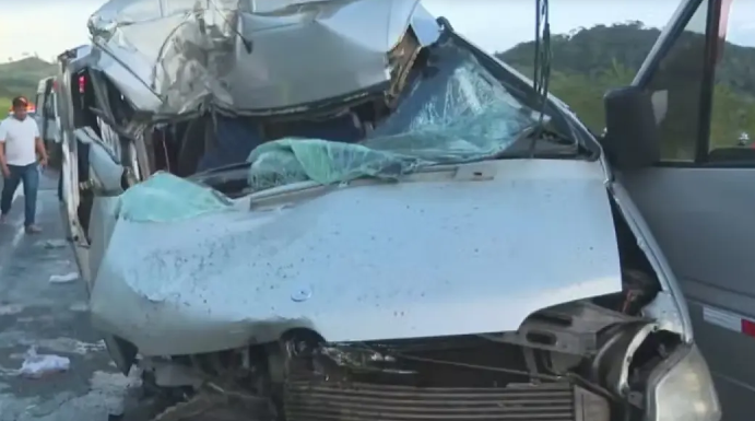 Três pessoas morrem em acidente com van que transportava pacientes na BR-324
