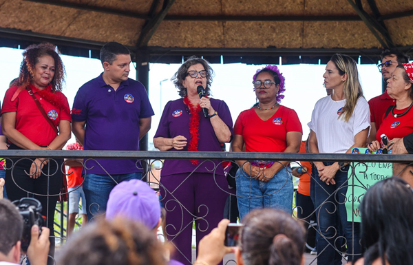Padilha entrega Carta Compromisso com as Mulheres de Paulista na presença de Teresa Leitão, Isabella de Roldão e diversas lideranças feministas