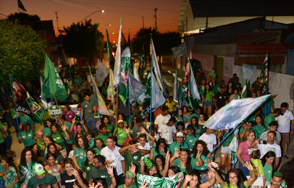 Dr. Júlio Lóssio mobiliza multidão em Izacolândia com apoio dos netos de Dr. Osvaldo Coelho na caminhada da vitória