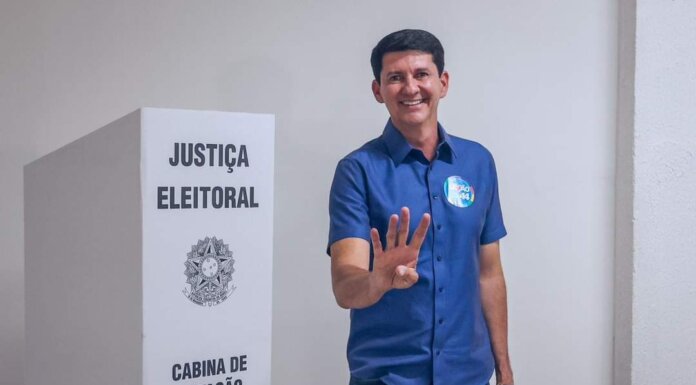 Simão vota no bairro Atrás da Banca e agradece carinho da população