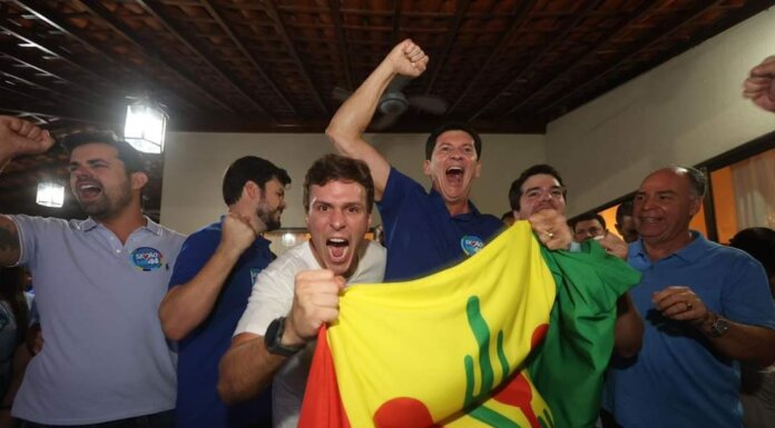 Simão tem reeleição consagradora com 107 mil votos e o dobro do segundo lugar