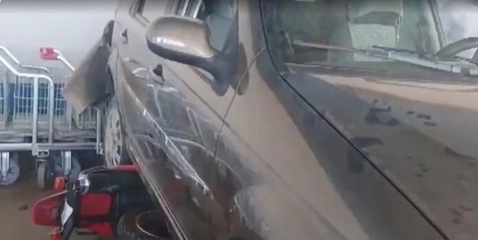 Menino de 10 anos provoca acidente com 10 veículos em supermercado de Juazeiro