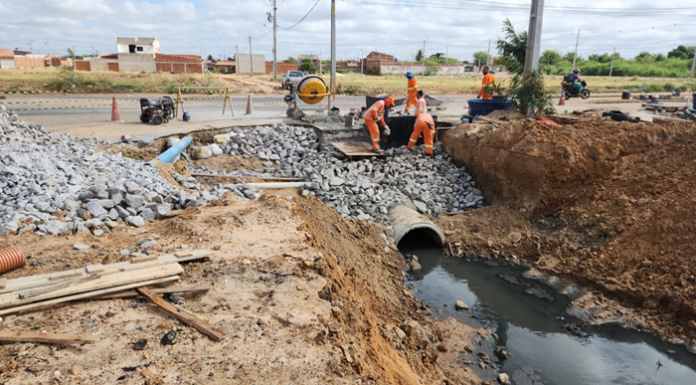 Prefeitura executa obra de drenagem no bairro Jardim Petrópolis em Petrolina
