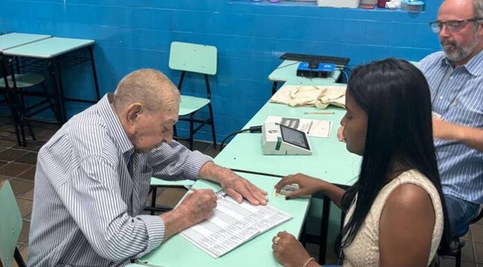 Aos 98 anos, Seu Diniz ainda exerce dever de cidadão em Petrolina