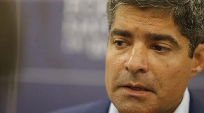 Justiça condena ACM Neto por calúnias contra Caetano e determina retirada de post do ar