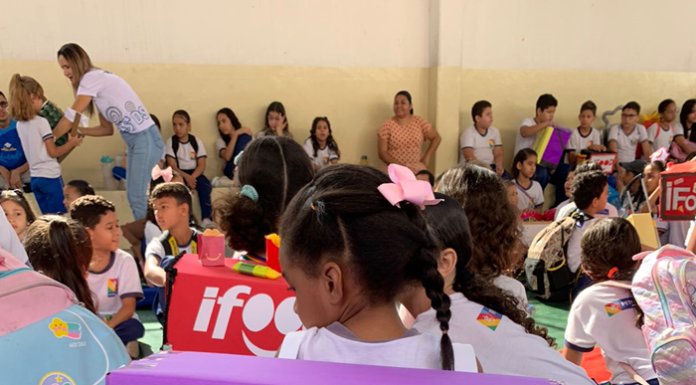 Crianças de escola de Petrolina se divertem com mochilas criativas e engraçadas