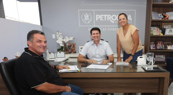 Prefeito Simão retorna de missão em Londres e reassume o cargo