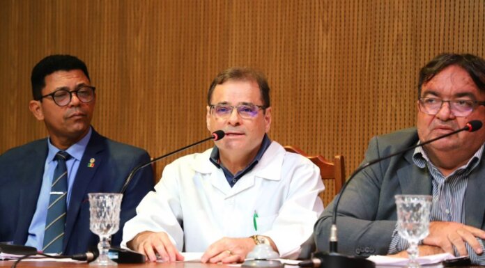 Médicos de Petrolina entregam ofício à Câmara e cobram melhorias na rede publica municipal: “tem médico atendendo debaixo de árvore”