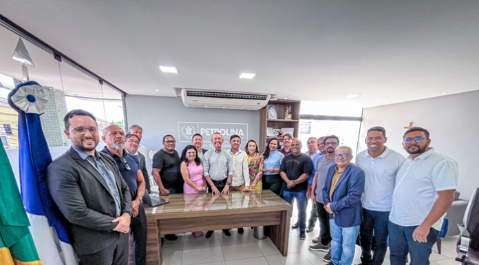 Prefeito de Petrolina, Aero Cruz, reúne-se com vereadores e reforça agradecimento.