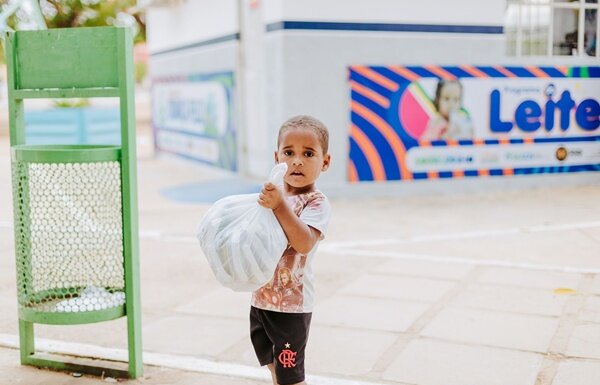 Prefeitura de Sobradinho realiza entrega do Programa do Leite aos beneficiários; crianças e idosos são atendidos pela ação