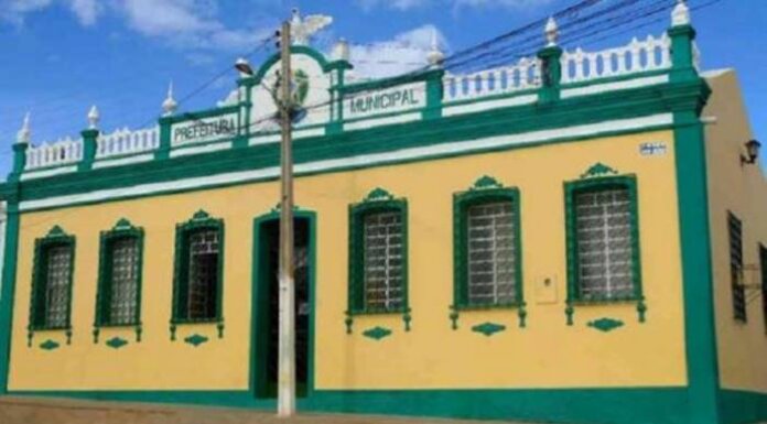 Professores contratados de Curaçá cobram 13º salário e criticam descaso da gestão de Pedro Oliveira