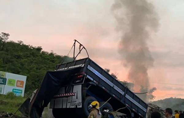 Tragédia na BR-116: Número de mortos em acidente sobe para 41; motorista suspeito está foragido