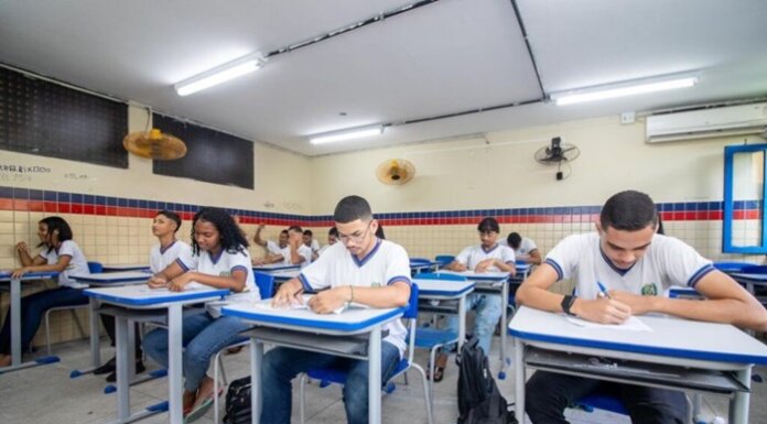 Tênis são incluídos no fardamento escolar da rede estadual de Pernambuco