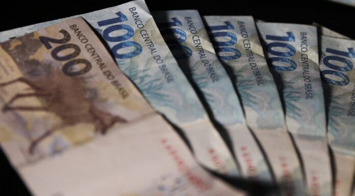 Salário mínimo subirá R$ 106 e novo valor passará a ser de R$ 1.518 a partir de 1º de janeiro