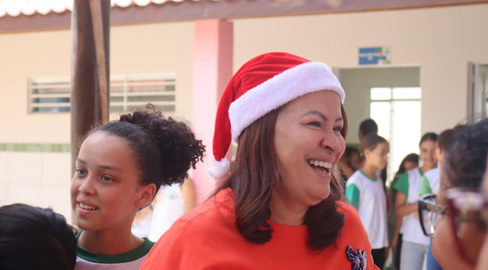 Prefeita Suzana Ramos leva alegria às crianças com entrega de presentes em Juazeiro