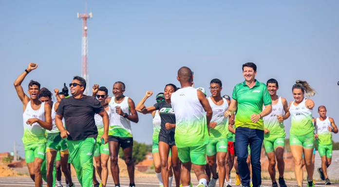 Simão Durando apresenta pista de atletismo para equipe da APA