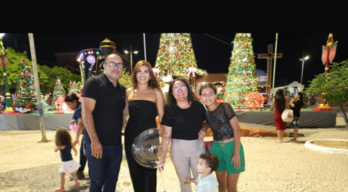 Natal Luz 2024: Petrolinenses e turistas elogiam decoração da Praça Dom Malan
