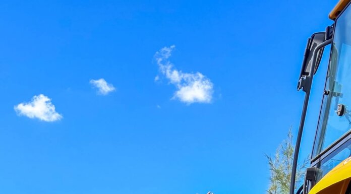 Prefeitura de Orocó recebe duas retroescavadeiras através de emenda do deputado Felipe Carreras