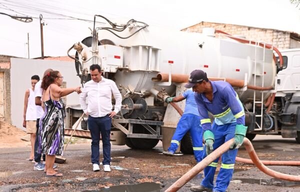 Moradores do Juazeiro celebram o trabalho do prefeito Andrei de desobstrução de esgotos pela cidade