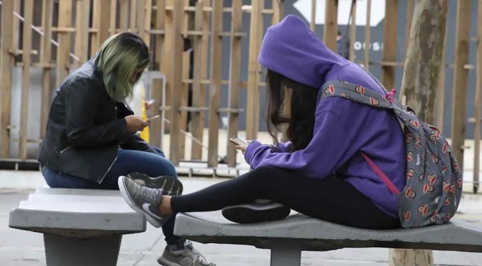 Celulares em escolas: secretarias de Educação têm até março para adaptação à lei que restringe uso