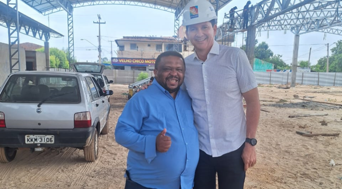 Prefeito Simão fala da reforma na feira municipal de izacolandia e ampliação do atendimento na AME de Izacolândia até às 19h