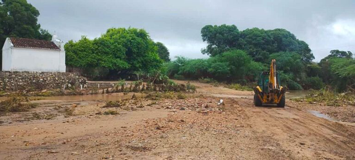 Prefeitura de Curaçá realiza limpeza do Açude de Poço de Fora após uma década