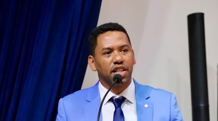 Em discurso emocionado, Wanderley Alves relembra trajetória de Blogueiro a vereador em abertura do Ano Legislativo da Câmara de Petrolina, nesta quinta (6)