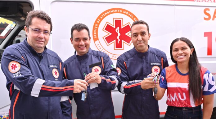 Prefeito de Juazeiro entrega duas novas ambulâncias para reforçar o atendimento de urgência e emergência do SAMU