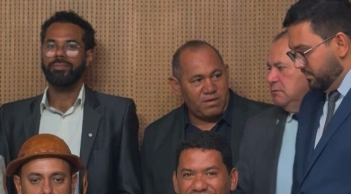 Wanderley Alves, em uma de suas indicações, propõe a inclusão de casaco no fardamento das escolas municipais de Petrolina