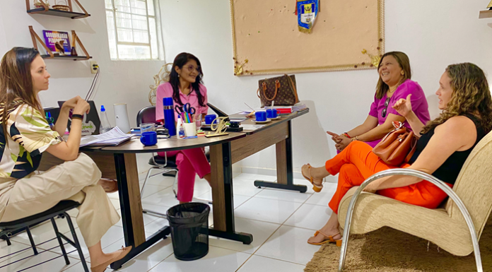 Prefeita de Lagoa Grande reforça compromisso com profissionais da Educação em reunião com o Sintelag