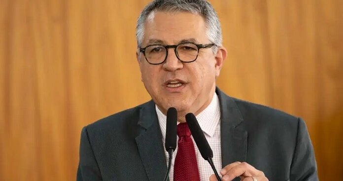 Após Trump impor tarifas, Padilha diz que Brasil não entrará em guerra comercial com ninguém