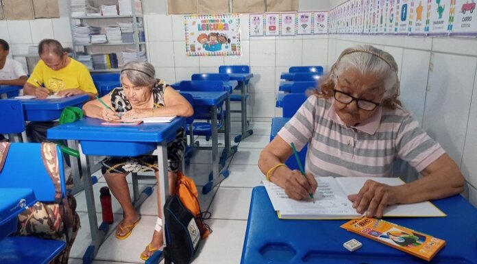 Escola Municipal Joca de Souza Oliveira promove mutirão para matrículas da Educação de Jovens e Adultos