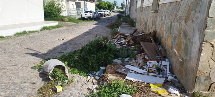 Morador denuncia acúmulo de lixo em Juazeiro e critica gestão atual. “A gestão atual faz a mesma coisa da gestão passada”