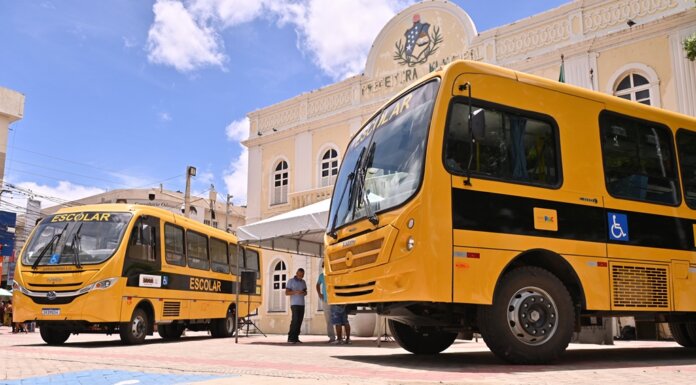 Transporte Escolar: Prefeitura de Juazeiro capacita profissionais e recebe dois novos ônibus para a frota escolar
