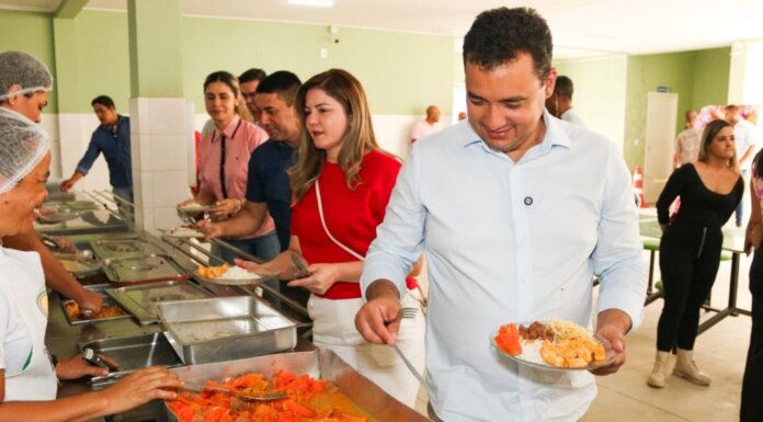 Prefeito de Juazeiro e primeira-dama prestigiam almoço especial para as mulheres no Restaurante Popular