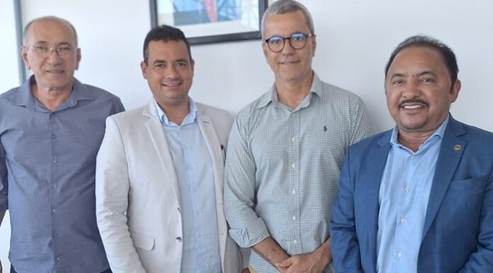 Deputado Roberto Carlos discute reforma do Estádio Adauto Moraes com SUDESB