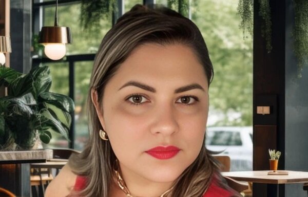 Marciana Freire é homenageada com o Troféu Mulher Influente do Vale do São Francisco pelo colunista Roni Figueiredo