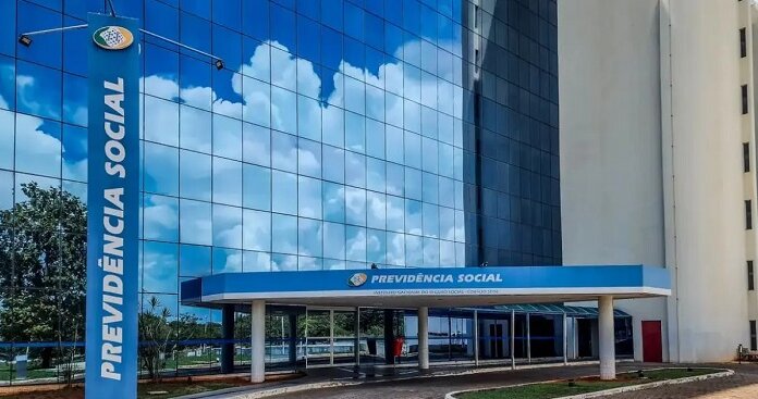 Lula assina antecipação do 13º dos aposentados para abril e maio