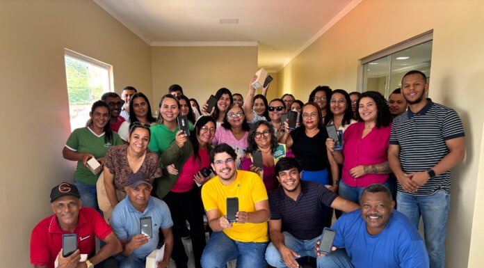 Prefeito Ismael Lira realiza entrega de 30 smartphones para Agentes Comunitários de Saúde de Orocó