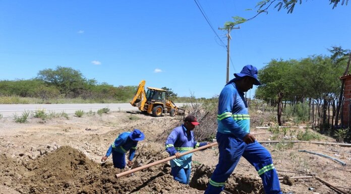 SAAE faz deslocamento de rede para melhorar abastecimento de água na comunidade de Juá