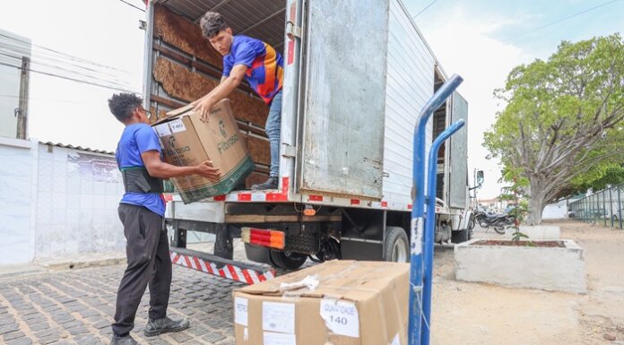 Prefeitura de Petrolina recebe novo lote de fardamento escolar com cerca de 44 mil peças