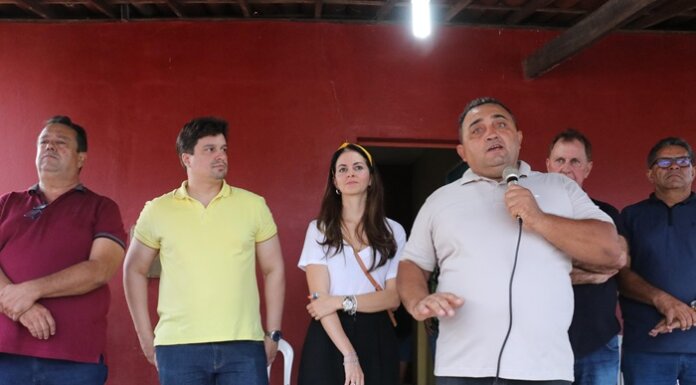 Catharina Garziera, Lucas Ramos, Olavo Marques e Josafá Pereira entregam trator agrícola no Sítio Pocinhos, interior de Lagoa Grande