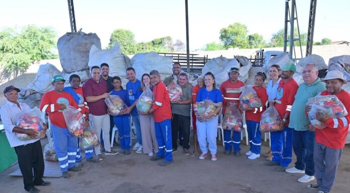 Prefeitura de Juazeiro realiza entrega de cestas básicas e reunião com catadores de recicláveis da cidade