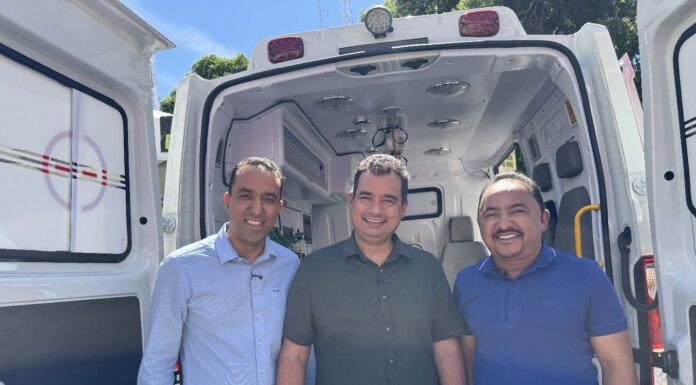 Prefeito de Juazeiro entrega nova ambulância para Tratamento Fora de Domicílio e reforça compromisso com a saúde