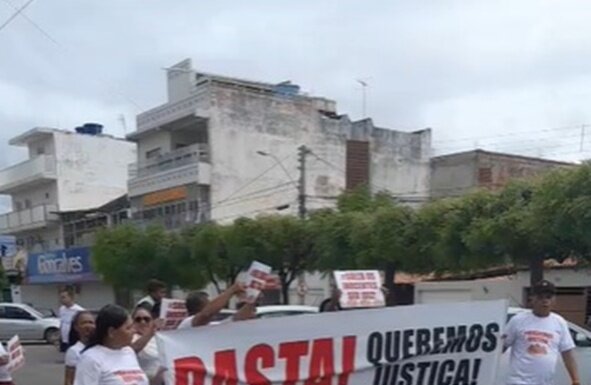 Familiares e amigos realizam manifestação em defesa de mãe acusada de permitir que filha de 5 anos fosse estuprada por três namorados