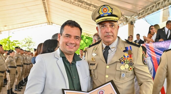 Prefeito de Juazeiro recebe Título de Amigo da PMBA em solenidade cívico-militar em homenagem a Tiradentes