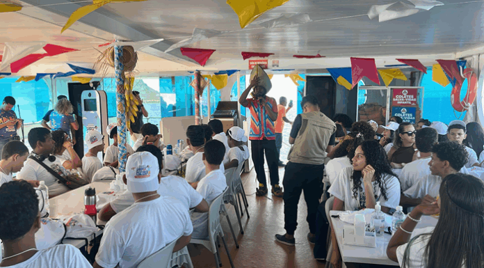 Agrovale doa mudas de plantas nativas da caatinga durante o Projeto Vapor Escola do Velho Chico