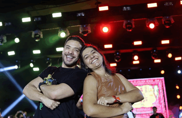 TCE-PE emite alerta a prefeito de Gravatá após cantoria da primeira-dama no São João